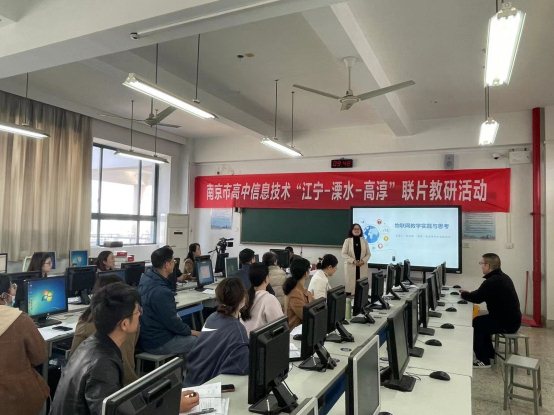 餐厅里的人们&#xA;&#xA;中度可信度描述已自动生成