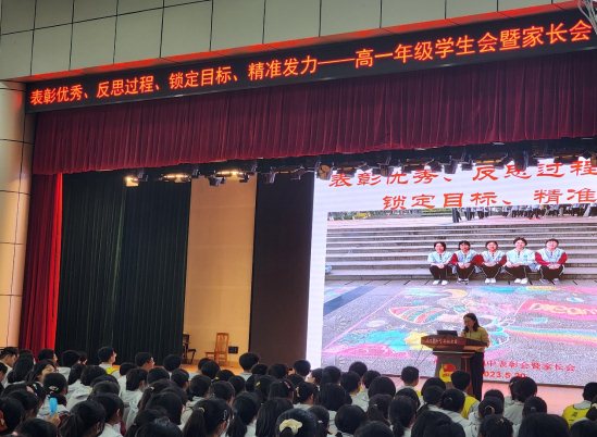 人们在看台上的礼堂&#xA;&#xA;描述已自动生成