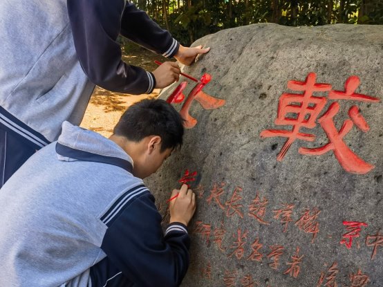 C:\Users\User\Documents\WeChat Files\wxid_ah05esfg1vb211\FileStorage\File\2024-05\20240514-17校庆之校园画石头\IMG_20240514_113910.jpg