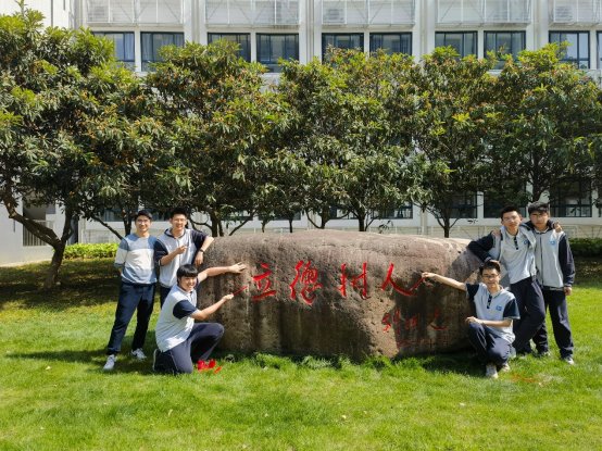 C:\Users\User\Documents\WeChat Files\wxid_ah05esfg1vb211\FileStorage\File\2024-05\20240514-17校庆之校园画石头\IMG_20240517_150539.jpg
